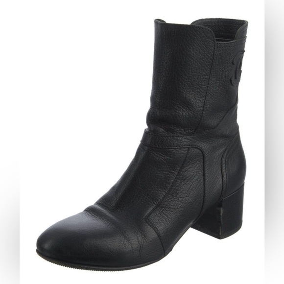 Chanel Interlocking CC Logo Goat Leather Moto Boots
Women's Size: 10.5, IT40.5🖤 - Picture 5 of 12